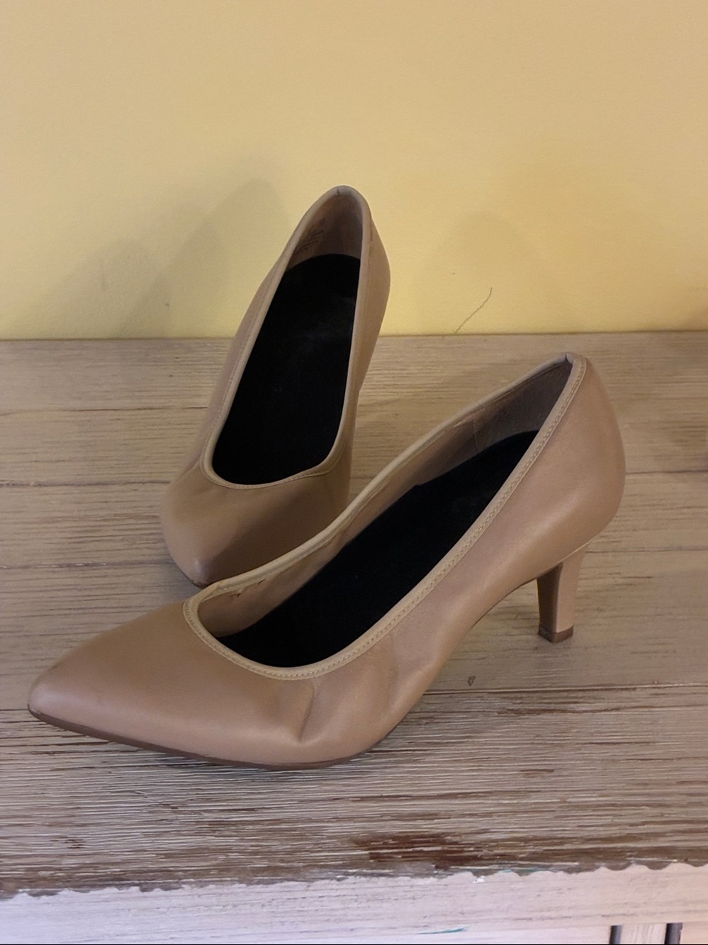 Naturalizer Pointy Beige Women's 2  1/2” Kitten Heels Worn 1X size 8